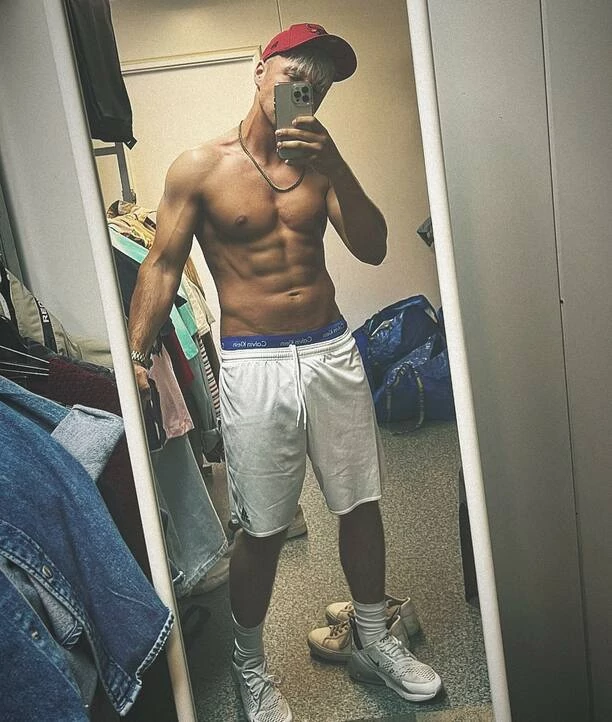 Co za mięśnie! Konrad Skolim Skolimowski odsłonił nagi tors! Co na to fanki disco polo?!