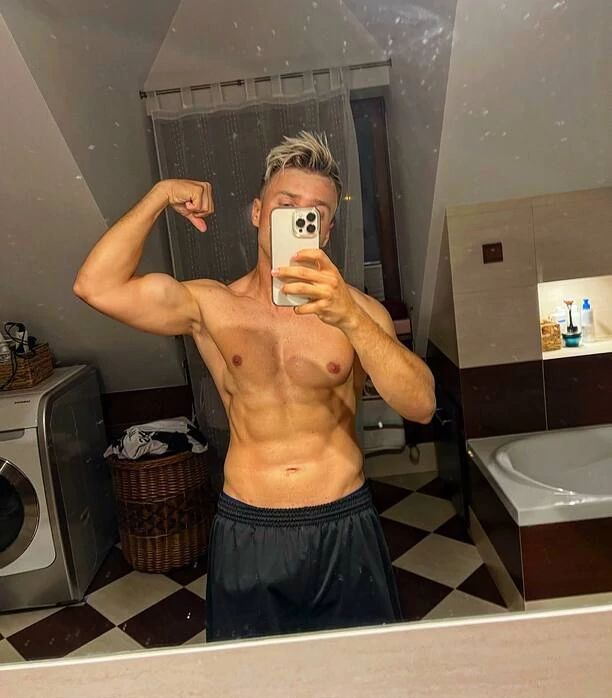Co za mięśnie! Konrad Skolim Skolimowski odsłonił nagi tors! Co na to fanki disco polo?!