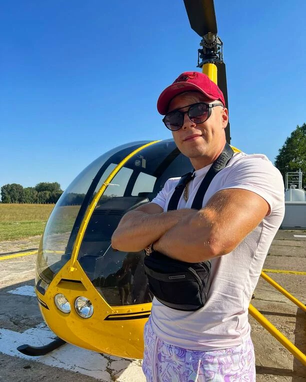 Co za mięśnie! Konrad Skolim Skolimowski odsłonił nagi tors! Co na to fanki disco polo?!