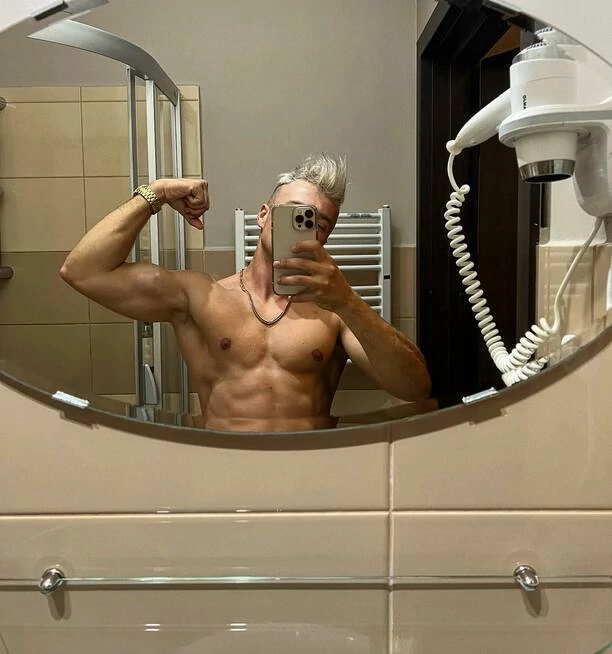 Co za mięśnie! Konrad Skolim Skolimowski odsłonił nagi tors! Co na to fanki disco polo?!