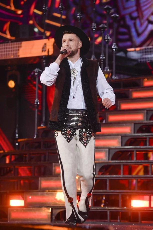 Nowe wcielenie znanego gwiazdora disco polo! Karol Zawrotniak Defis zaskoczył wszystkich wyjątkową stylizacją!