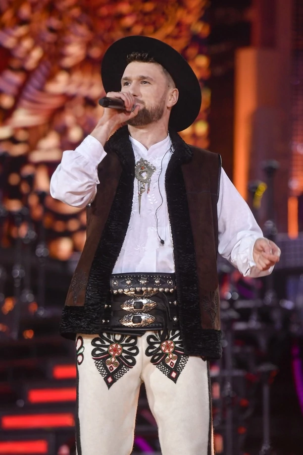 Nowe wcielenie znanego gwiazdora disco polo! Karol Zawrotniak Defis zaskoczył wszystkich wyjątkową stylizacją!