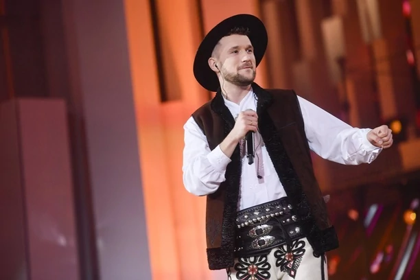 Nowe wcielenie znanego gwiazdora disco polo! Karol Zawrotniak Defis zaskoczył wszystkich wyjątkową stylizacją!