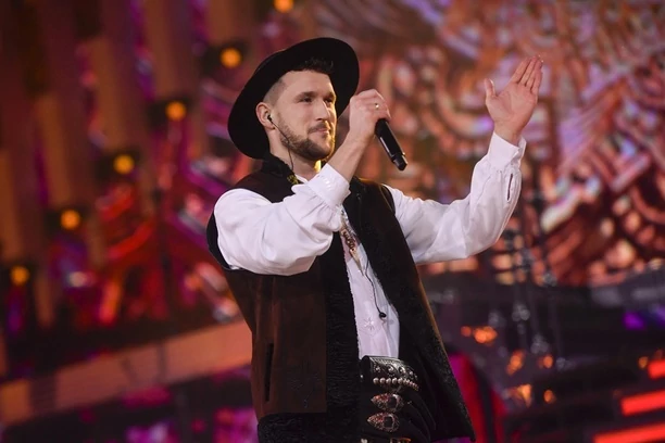 Nowe wcielenie znanego gwiazdora disco polo! Karol Zawrotniak Defis zaskoczył wszystkich wyjątkową stylizacją!