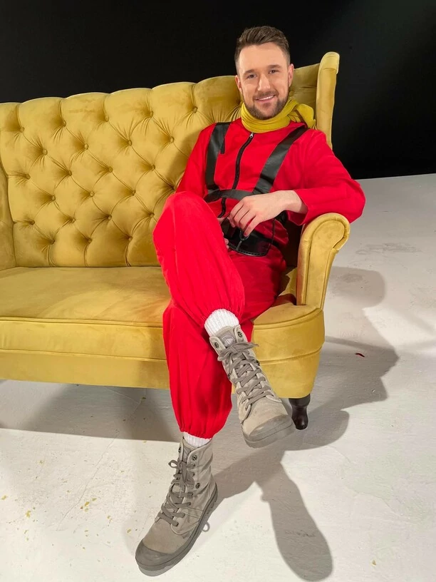 Karol Zawrtotniak Defis zaskakuje premierą „Tylko Czas„! Nowość podbije rynek disco polo?! 