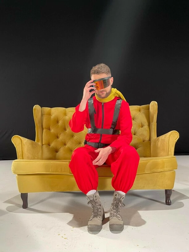 Karol Zawrtotniak Defis zaskakuje premierą „Tylko Czas„! Nowość podbije rynek disco polo?! 