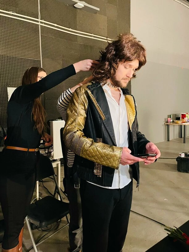 Karol Zawrtotniak Defis zaskakuje premierą „Tylko Czas„! Nowość podbije rynek disco polo?! 