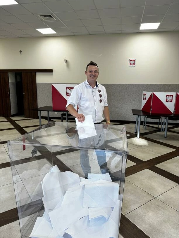 Gwiazdor disco polo Mr. Sebii zaskoczył wszystkich, zasiadając w komisji wyborczej