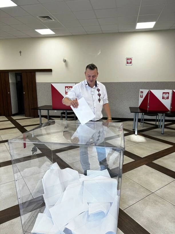 Gwiazdor disco polo Mr. Sebii zaskoczył wszystkich, zasiadając w komisji wyborczej