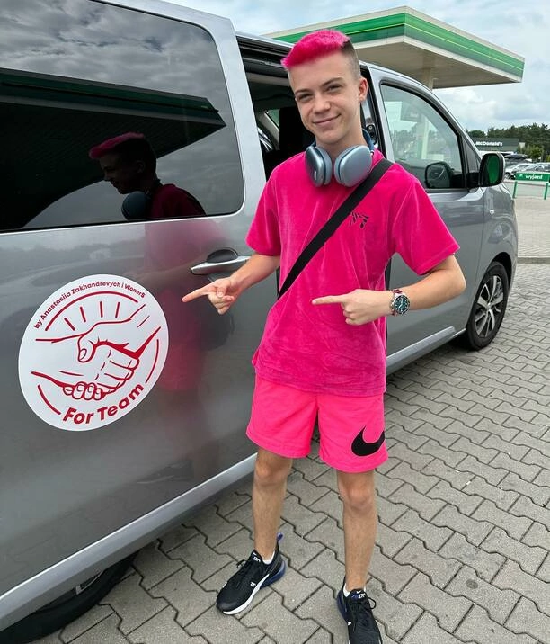 Woners przefarbował włosy na różowo! Zaskakujący krok artysty