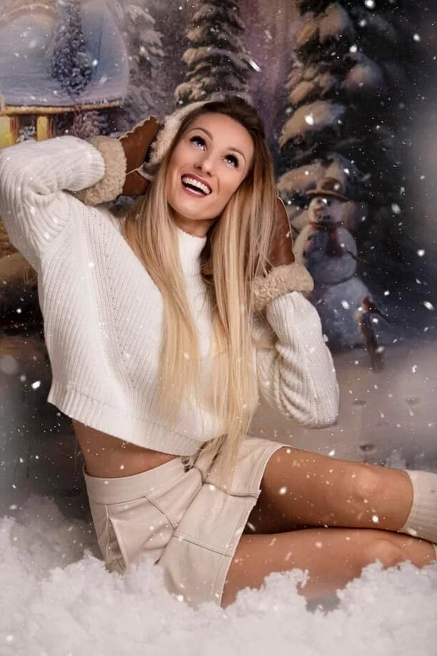 Wyjątkowa SESJA! Śliczna wokalistka disco polo zapozowała w zimowej scenerii! Uwagę zwracają jej nogi! 