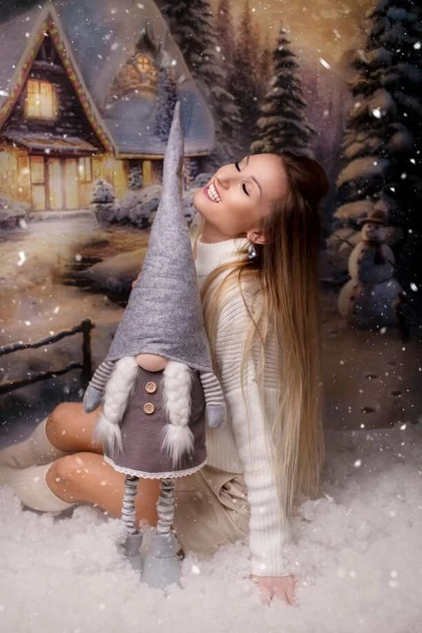 Wyjątkowa SESJA! Śliczna wokalistka disco polo zapozowała w zimowej scenerii! Uwagę zwracają jej nogi! 