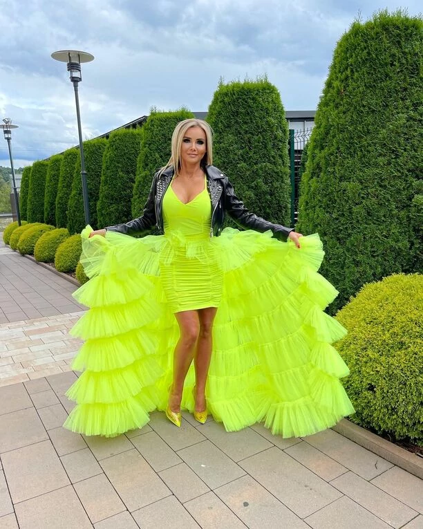 Strój idealny na ślub i wesele?! Niezwykle ponętna gwiazda disco polo zachwyciła odważną stylizacją! Tak odważnie jeszcze nie było