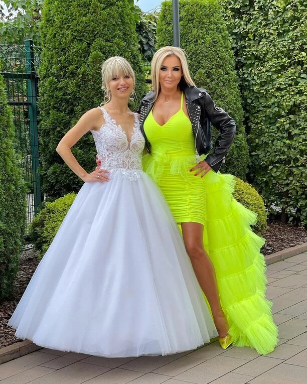 Strój idealny na ślub i wesele?! Niezwykle ponętna gwiazda disco polo zachwyciła odważną stylizacją! Tak odważnie jeszcze nie było