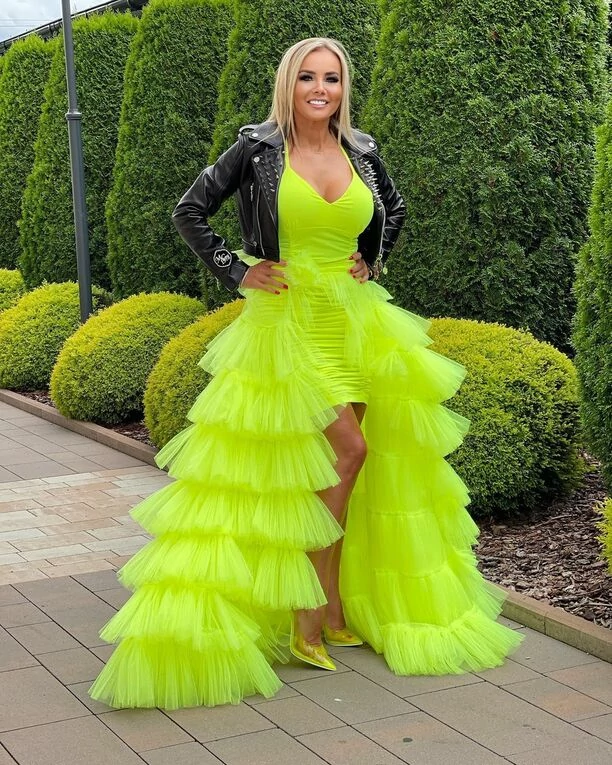 Strój idealny na ślub i wesele?! Niezwykle ponętna gwiazda disco polo zachwyciła odważną stylizacją! Tak odważnie jeszcze nie było