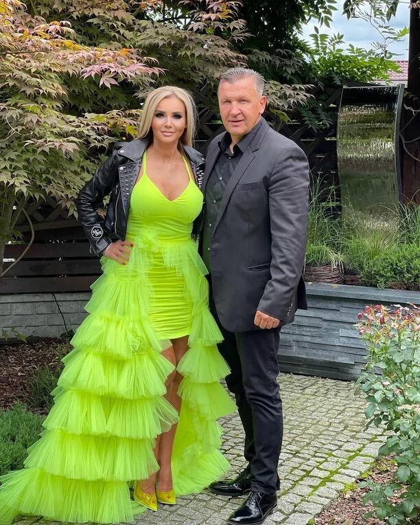 Strój idealny na ślub i wesele?! Niezwykle ponętna gwiazda disco polo zachwyciła odważną stylizacją! Tak odważnie jeszcze nie było