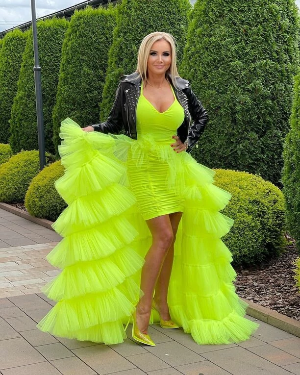 Strój idealny na ślub i wesele?! Niezwykle ponętna gwiazda disco polo zachwyciła odważną stylizacją! Tak odważnie jeszcze nie było