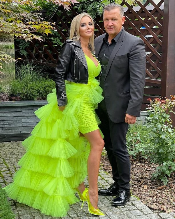 Strój idealny na ślub i wesele?! Niezwykle ponętna gwiazda disco polo zachwyciła odważną stylizacją! Tak odważnie jeszcze nie było