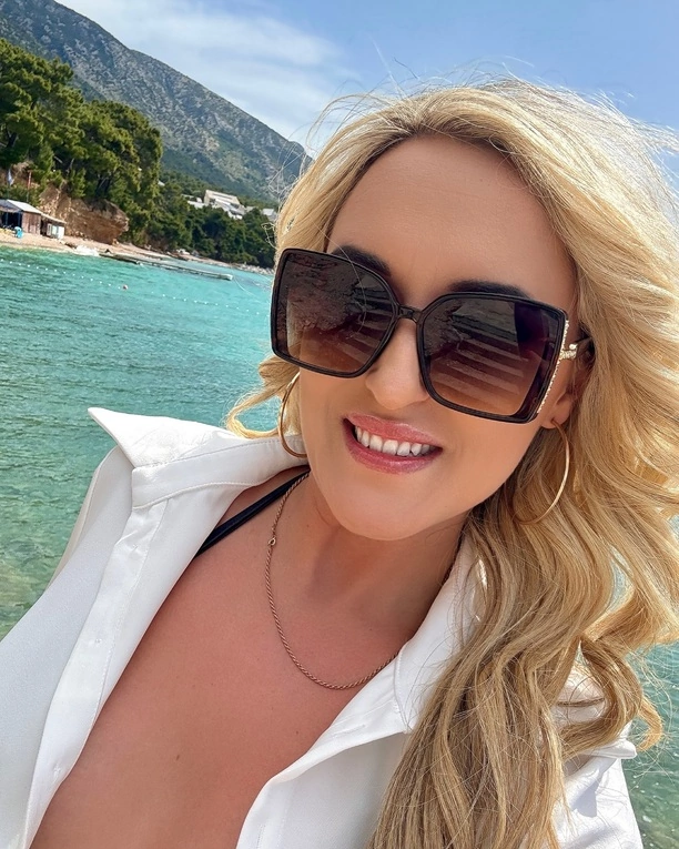 Jesika szokuje fanów: Wokalistka disco polo zapomniała stanika?! Odkryty biust robi furorę w mediach! 