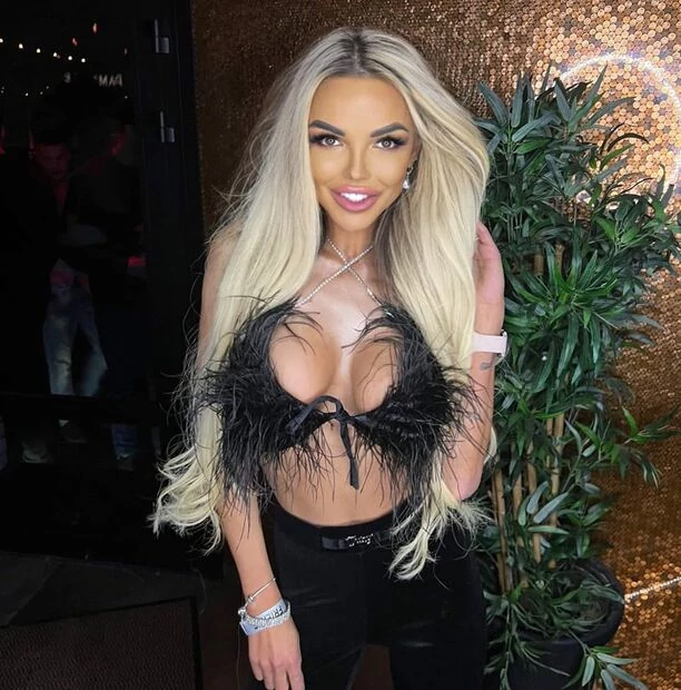 Przeogromny dekolt gwiazdy disco polo! Artystka odsłoniła za dużo?! Opadną Wam szczęki z wrażenia! Nicki Queen kusi odsłoniętym biustem!