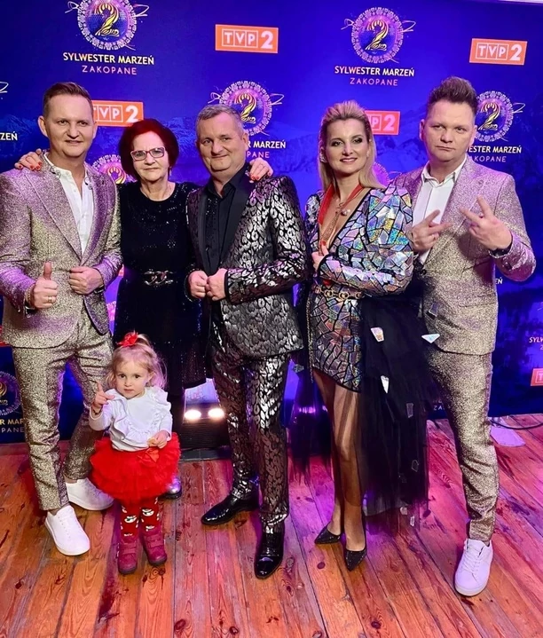 Artyści grupy disco polo MIG wspólnie z mamą przywitali Nowy Rok w Zakopanem! Zobaczcie zdjęcia! Wyglądają tak samo?