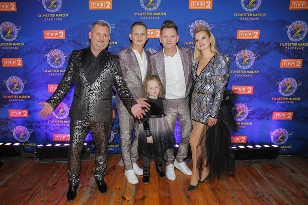 Artyści grupy disco polo MIG wspólnie z mamą przywitali Nowy Rok w Zakopanem! Zobaczcie zdjęcia! Wyglądają tak samo?
