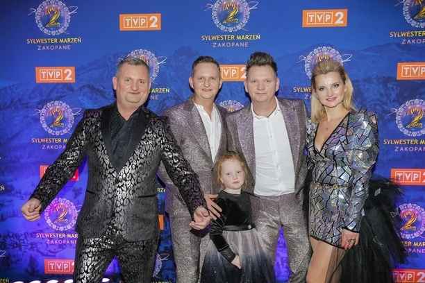 Artyści grupy disco polo MIG wspólnie z mamą przywitali Nowy Rok w Zakopanem! Zobaczcie zdjęcia! Wyglądają tak samo?