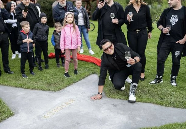 Uwielbiany gwiazdor disco polo odsłania swoją gwiazdę w alei gwiazd! Na tym nie koniec! Kordian w blasku sławy! 