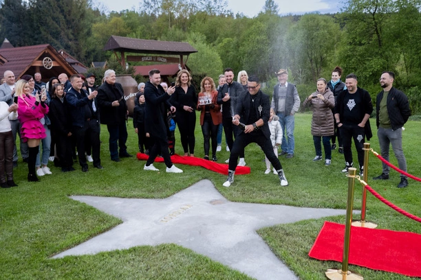 Uwielbiany gwiazdor disco polo odsłania swoją gwiazdę w alei gwiazd! Na tym nie koniec! Kordian w blasku sławy! 