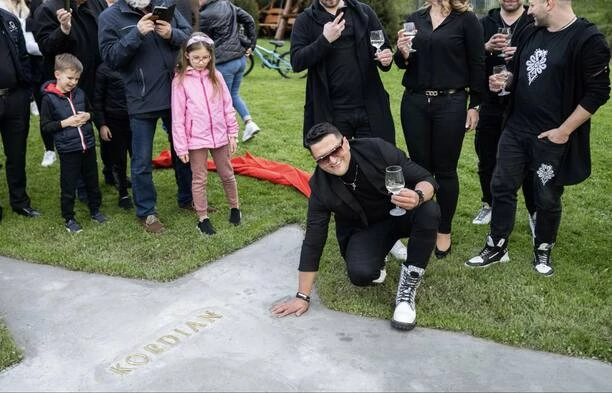 Uwielbiany gwiazdor disco polo odsłania swoją gwiazdę w alei gwiazd! Na tym nie koniec! Kordian w blasku sławy! 