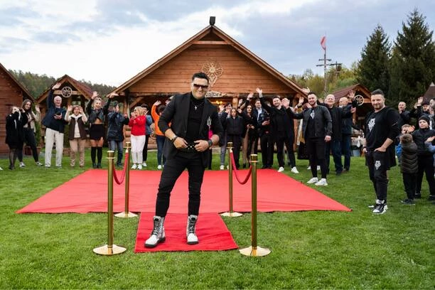 Uwielbiany gwiazdor disco polo odsłania swoją gwiazdę w alei gwiazd! Na tym nie koniec! Kordian w blasku sławy! 