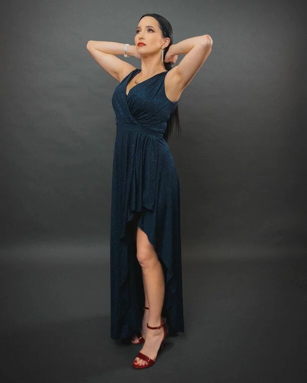 Popularna wokalistka zespołu disco polo Daj to Głośniej - Emila Sanecka wzięła udział w gorącej sesji! Efekty zachwycają! FOTO