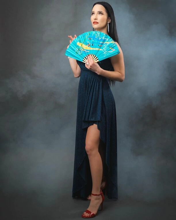 Popularna wokalistka zespołu disco polo Daj to Głośniej - Emila Sanecka wzięła udział w gorącej sesji! Efekty zachwycają! FOTO