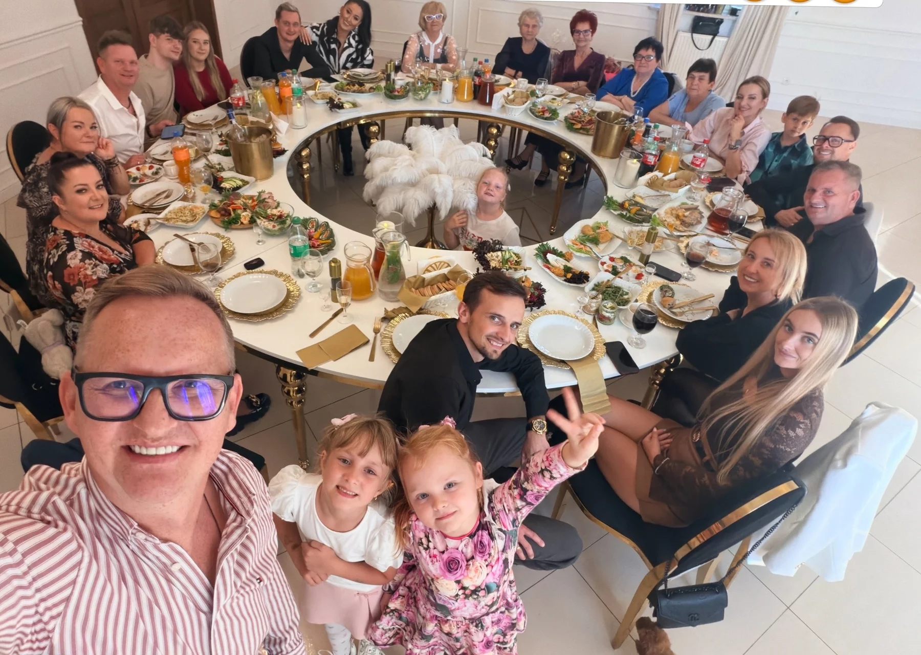 „Jesteśmy jedną wielką, wspaniałą rodziną”. Zespół Mig pokazał wszystkich w jednym kadrze