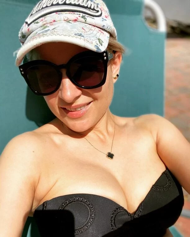 Magdalena Narożna (Piękni i Młodzi) śmiało odsłoniła dekolt! Fani oczarowani królową disco polo!