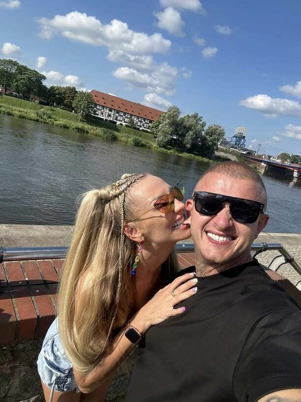 Joanna Narożna pokazała bardzo dużo! Głęboki dekolt w letniej stylizacji rozpalił fanów