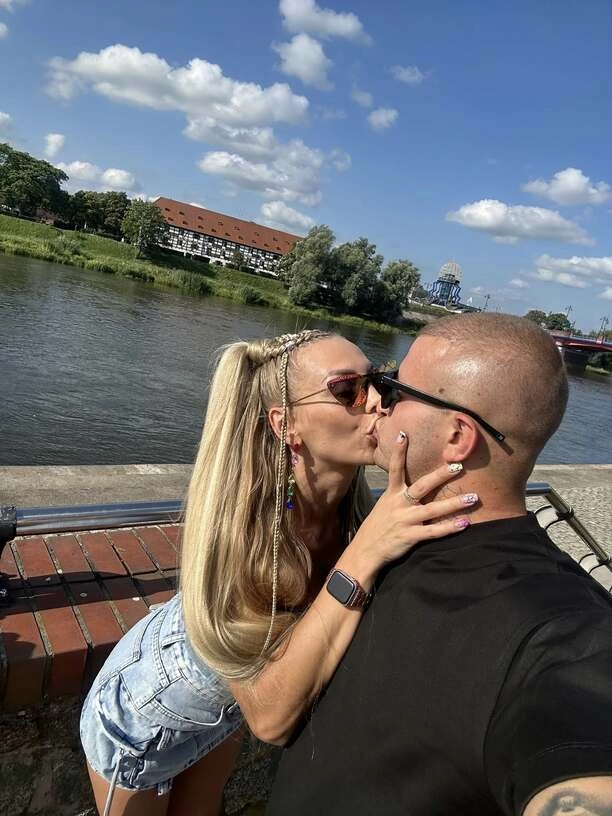 Joanna Narożna pokazała bardzo dużo! Głęboki dekolt w letniej stylizacji rozpalił fanów