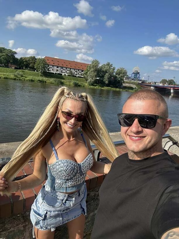 Joanna Narożna pokazała bardzo dużo! Głęboki dekolt w letniej stylizacji rozpalił fanów