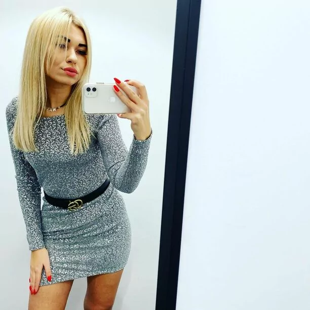 Śliczna gwiazdeczka disco polo pozuje w skąpym bikini na wakacjach! Gorące zdjęcia rozgrzały branżę!