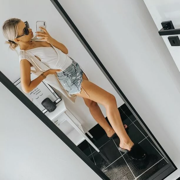 Śliczna gwiazdeczka disco polo pozuje w skąpym bikini na wakacjach! Gorące zdjęcia rozgrzały branżę!