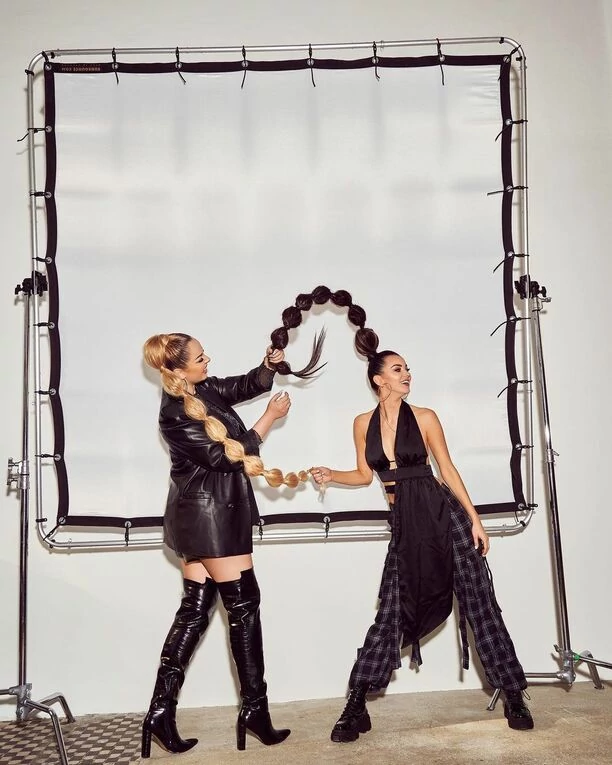 Gorące zdjęcie Topek podbija sieć! Angelika Żmijewska i Paula Karpowicz wyglądają jak prawdziwe modelki! Fani oczarowani! 