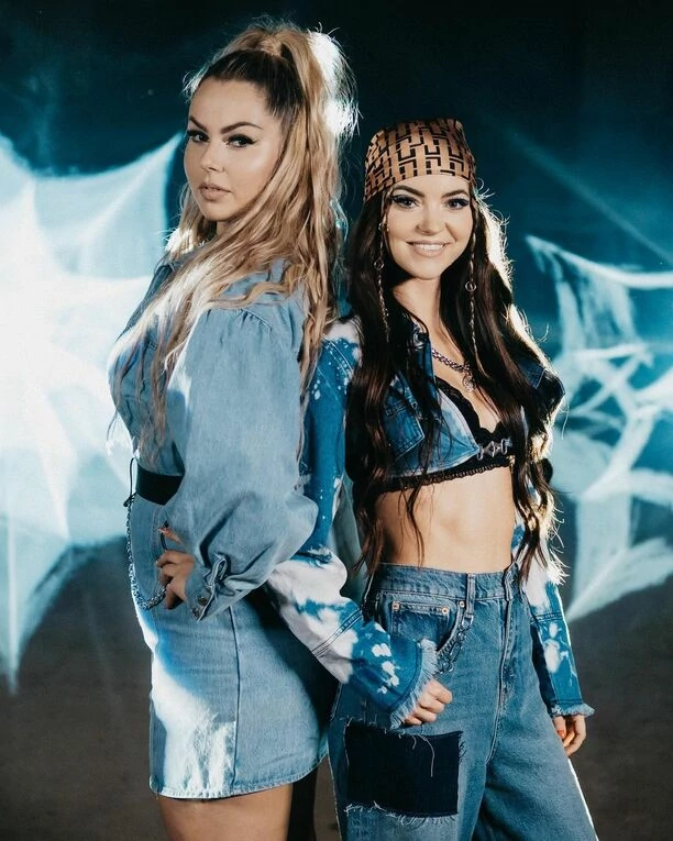 Gorące zdjęcie Topek podbija sieć! Angelika Żmijewska i Paula Karpowicz wyglądają jak prawdziwe modelki! Fani oczarowani! 