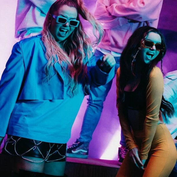 Gorące zdjęcie Topek podbija sieć! Angelika Żmijewska i Paula Karpowicz wyglądają jak prawdziwe modelki! Fani oczarowani! 