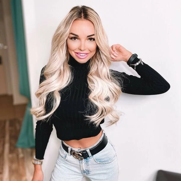 Nie do poznania! Zobacz jak gwiazda „Love Island„ i muzyki disco polo zmieniła się po latach. Alicja Kolasińska w szokującej metamorfozie!„