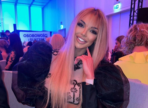 Nie do poznania! Zobacz jak gwiazda „Love Island„ i muzyki disco polo zmieniła się po latach. Alicja Kolasińska w szokującej metamorfozie!„