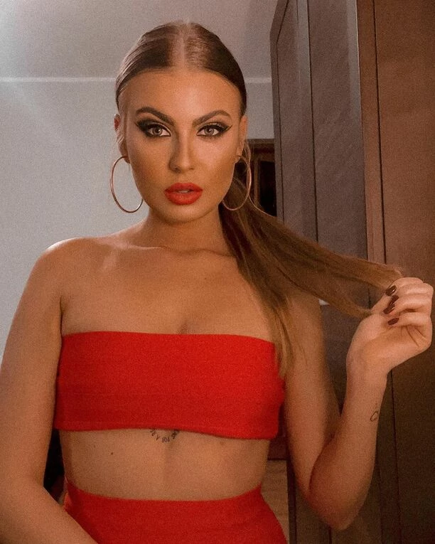 Znana wokalistka disco polo Marlena Sztando Szpilki kusi w czerwieni. Gwiazda zaskoczyła stylizacją i makijażem!