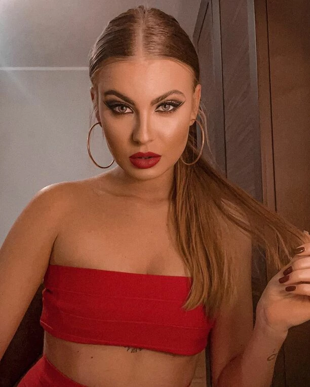 Znana wokalistka disco polo Marlena Sztando Szpilki kusi w czerwieni. Gwiazda zaskoczyła stylizacją i makijażem!