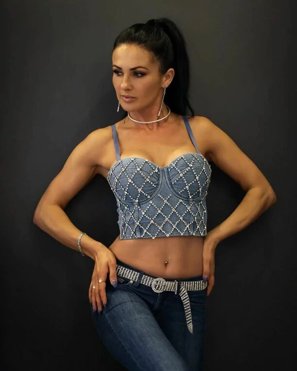 Popularna wokalistka szokuje idealnie płaskim, umięśnionym brzuchem! Marta Konopla z formacji Mirage wygląda jak nastolatka! 
