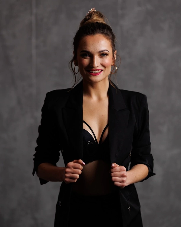 Paulina Banaszek z Energy Girls kusi w bieliźnie! Odważna stylizacja gwiazdy disco polo rozpala zmysły fanów!
