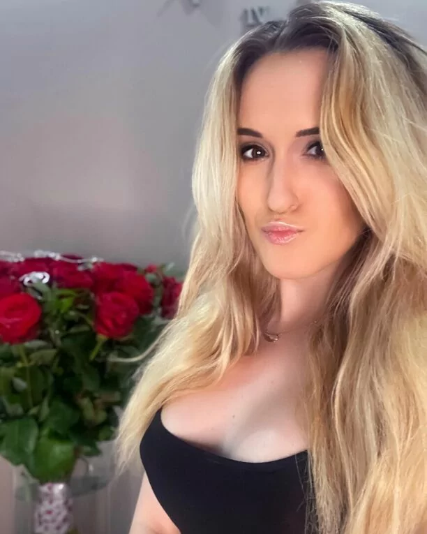 Krótka sukienka odsłoniła ciało wokalistki disco polo! Fani zachwyceni tym co zobaczyli! 